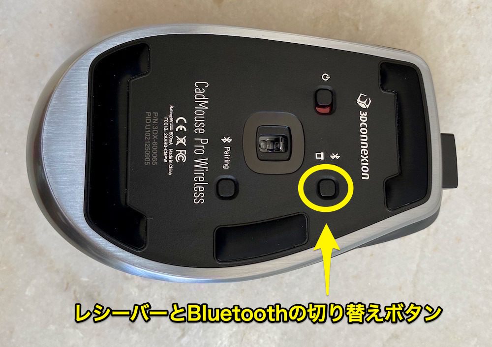 USBレシーバーとBluetoothの切り替えボタンは底面